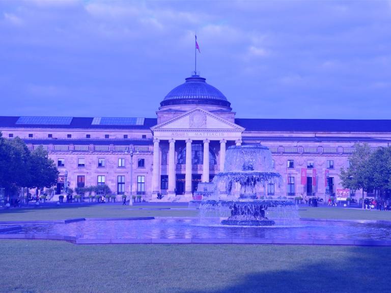 wiesbaden, kurhaus, kasino, wahrzeichen, theater, gebäude, bauwerk, imposant, attraktion, denkmal, historisch, springbrunnen, touristenattraktion, hauptstadt, hessen, wiesbaden, wiesbaden, wiesbaden, wiesbaden, wiesbaden