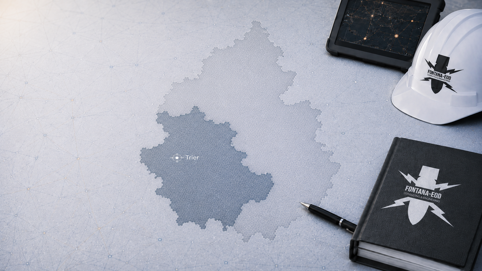 Schematische Gebietskarte mit Markierung Trier, daneben Tablet, weißer FONTANA-EOD-Helm, Notizbuch und Stift.