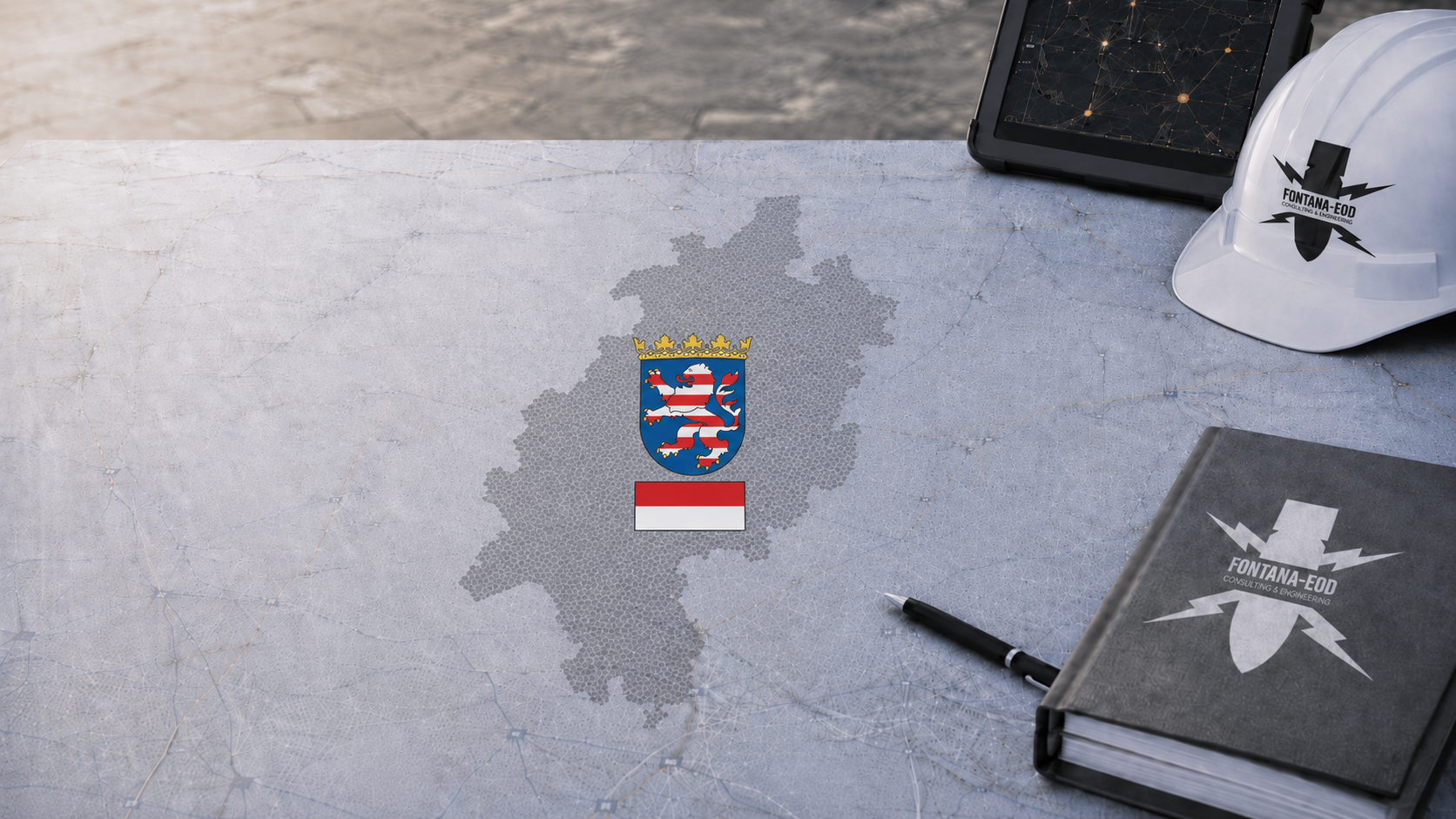 Schematische Karte mit Wappen und Landesfarben, daneben Tablet, Schutzhelm, Stift und Notizbuch.