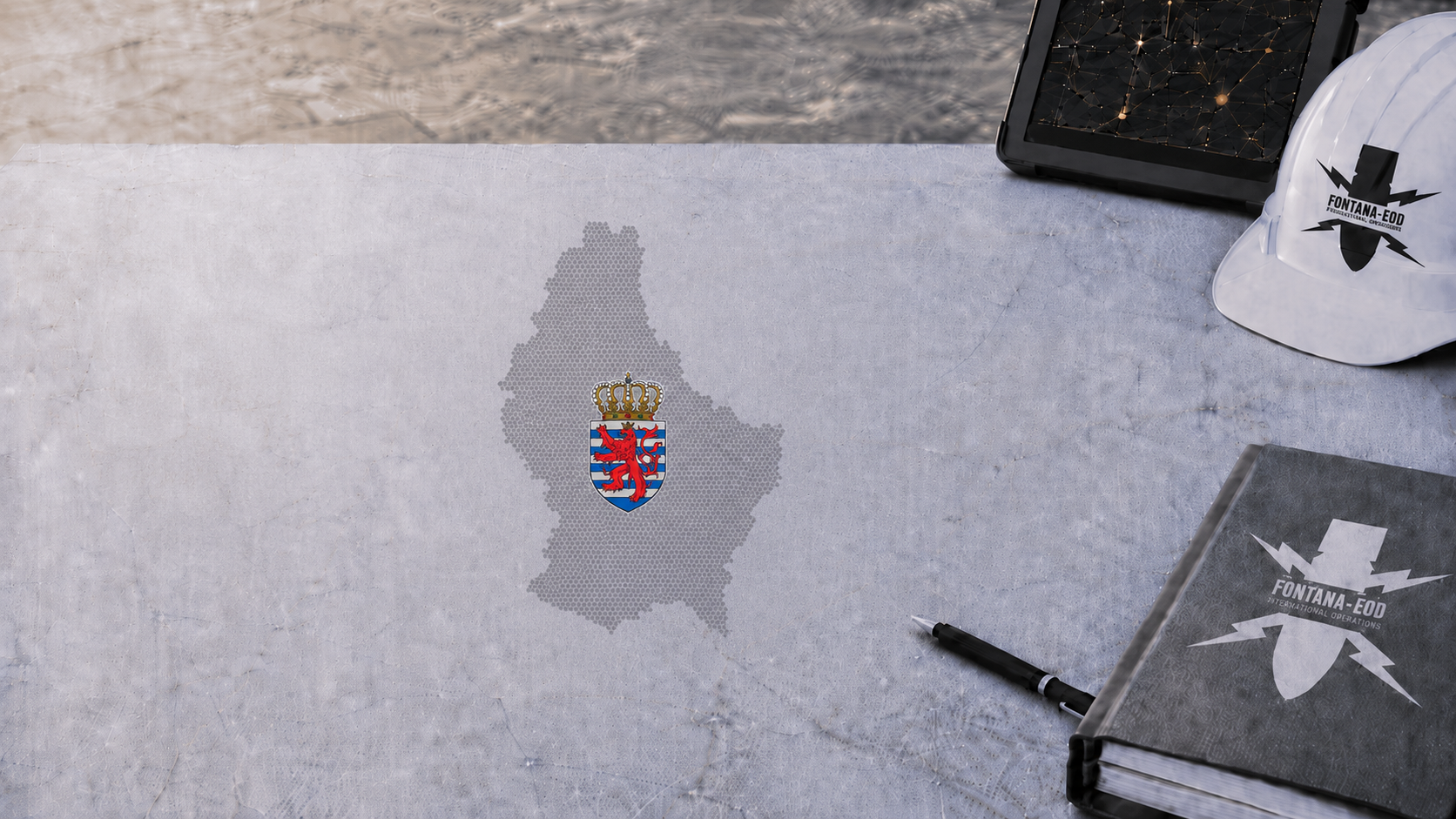 Grafisch dargestellte Karte Luxemburgs mit Wappen neben Helm, Tablet und Notizbuch.