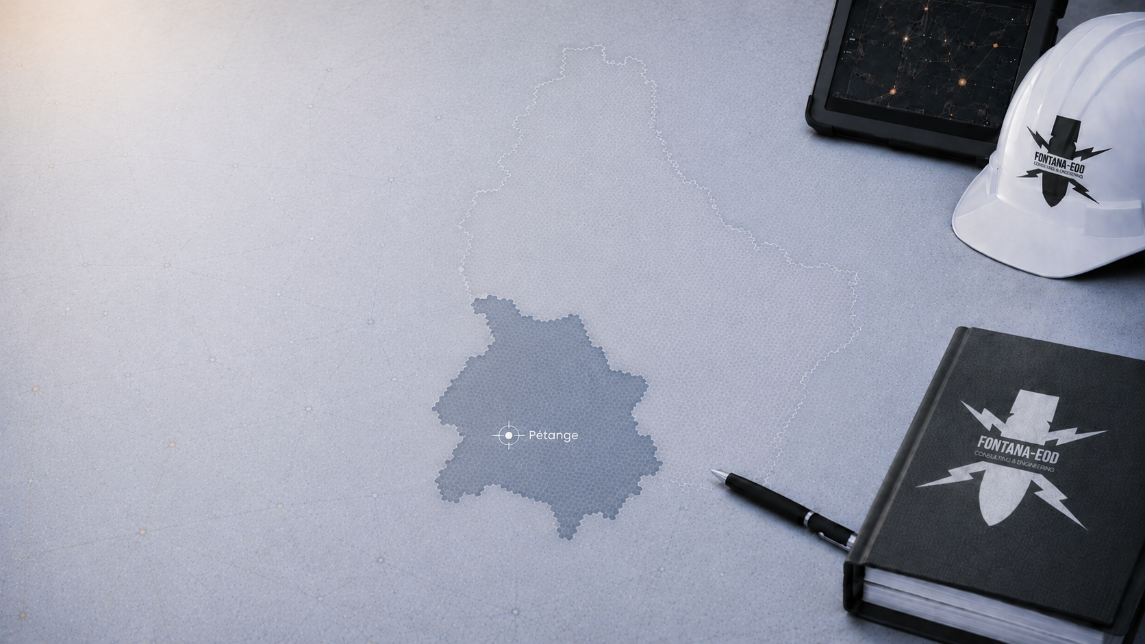 Luxemburgumriss mit hervorgehobenem Südwesten und Markierung Pétange; daneben Schutzhelm, Tablet, Notizbuch und Stift.