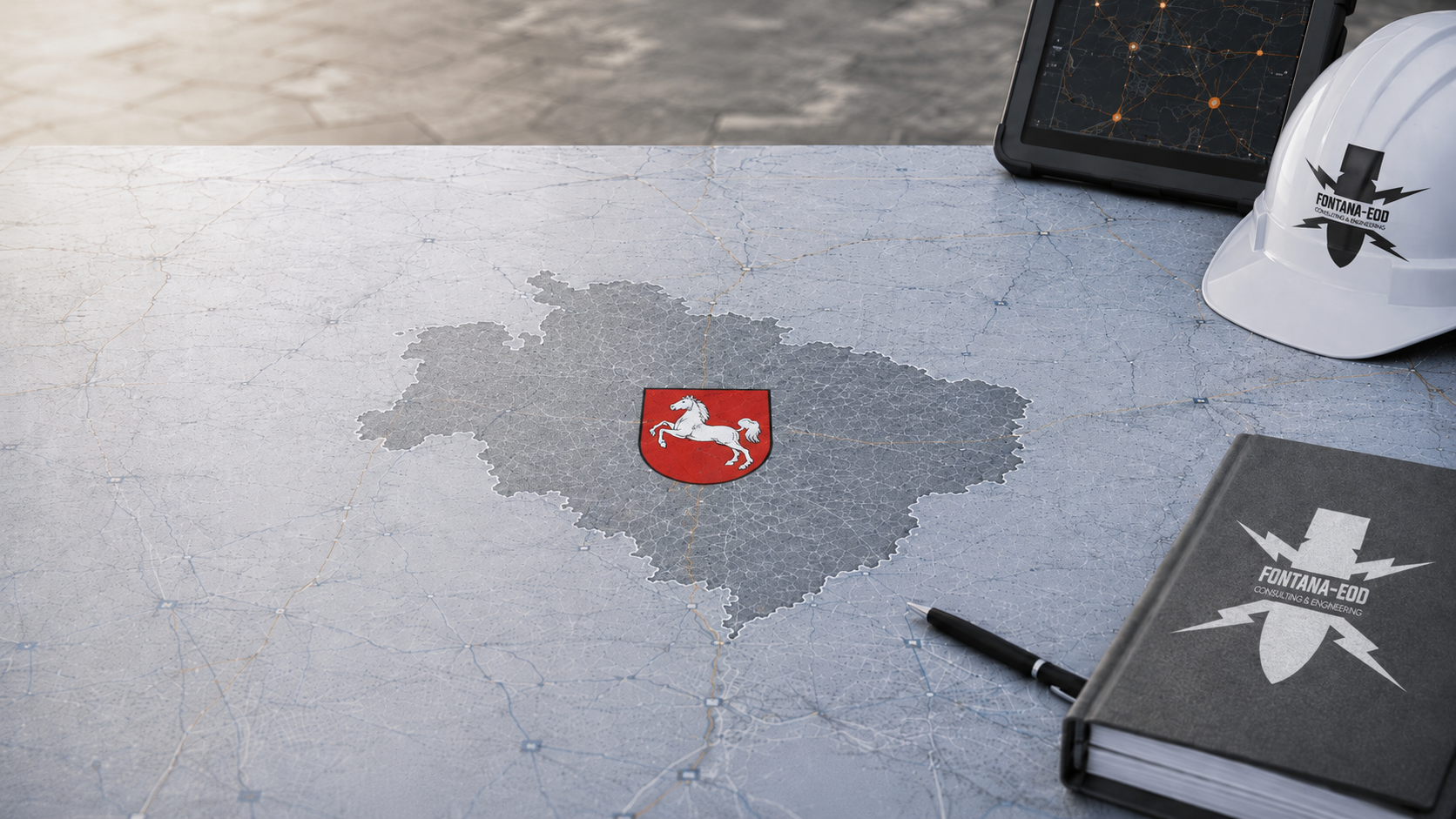 Illustration einer Karte mit Niedersachsenwappen, Tablet, Schutzhelm und Unterlagen.
