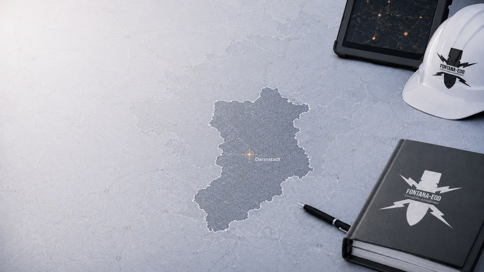 Schematische Karte mit Markierung Darmstadt, daneben Tablet, Schutzhelm, Notizbuch und Stift.